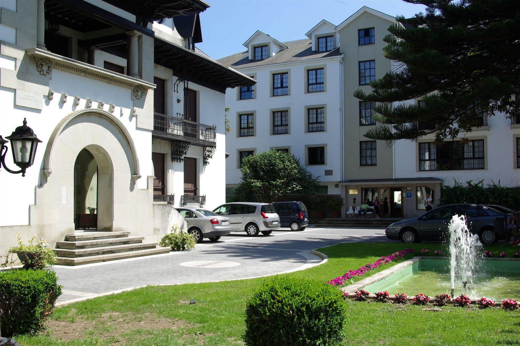 Hotel Y Apartamentos Arias Navia Exterior photo