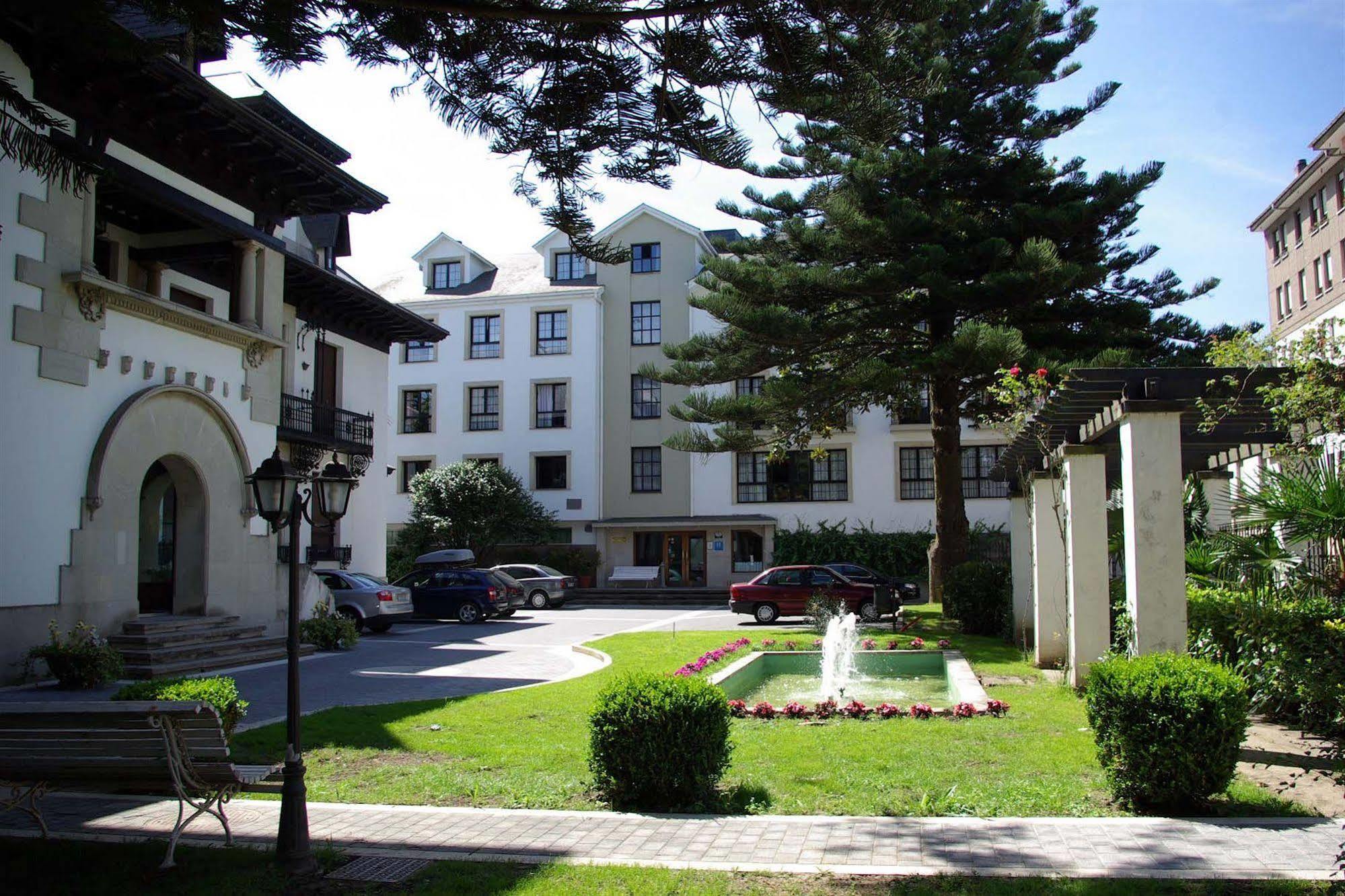 Hotel Y Apartamentos Arias Navia Exterior photo